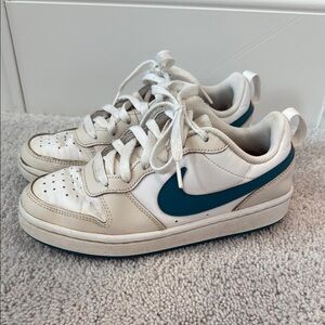 Girls Nike Court Borough Low 2